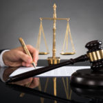 Adwokat to prawnik, którego zadaniem jest konsulting porady z przepisów prawnych.